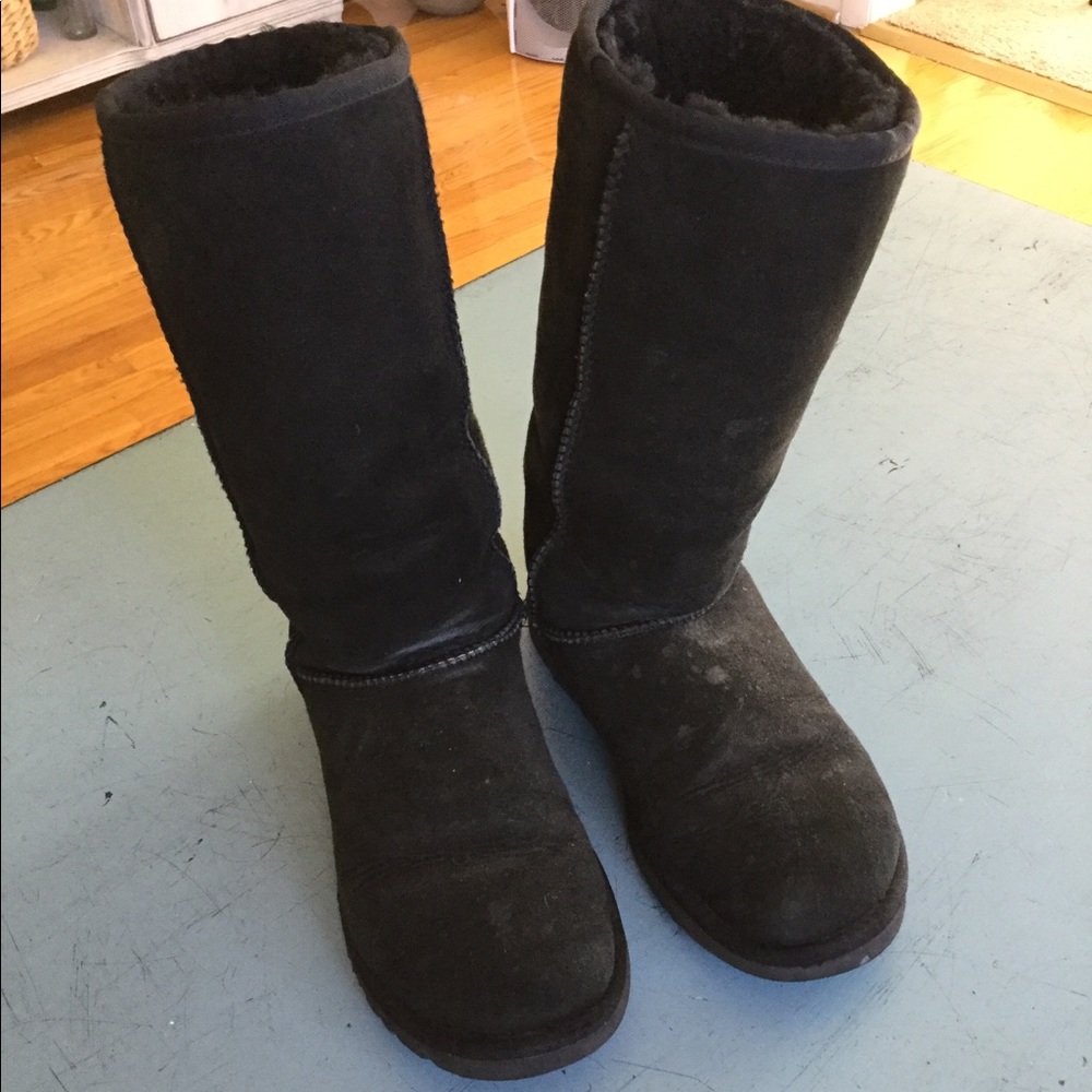 Black Ugg boots